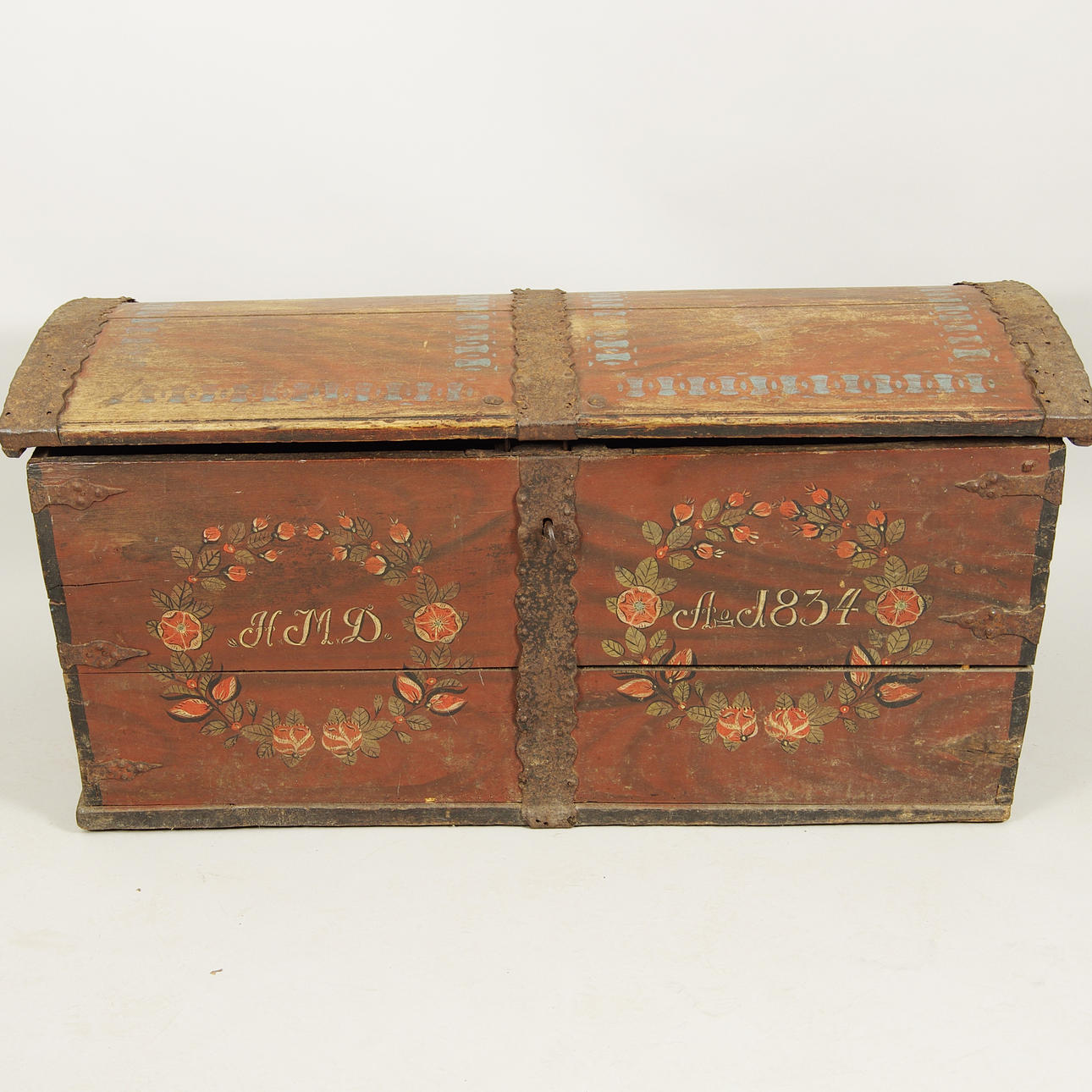 KISTA, allmogemålad med smidesbeslag, daterad 1834.