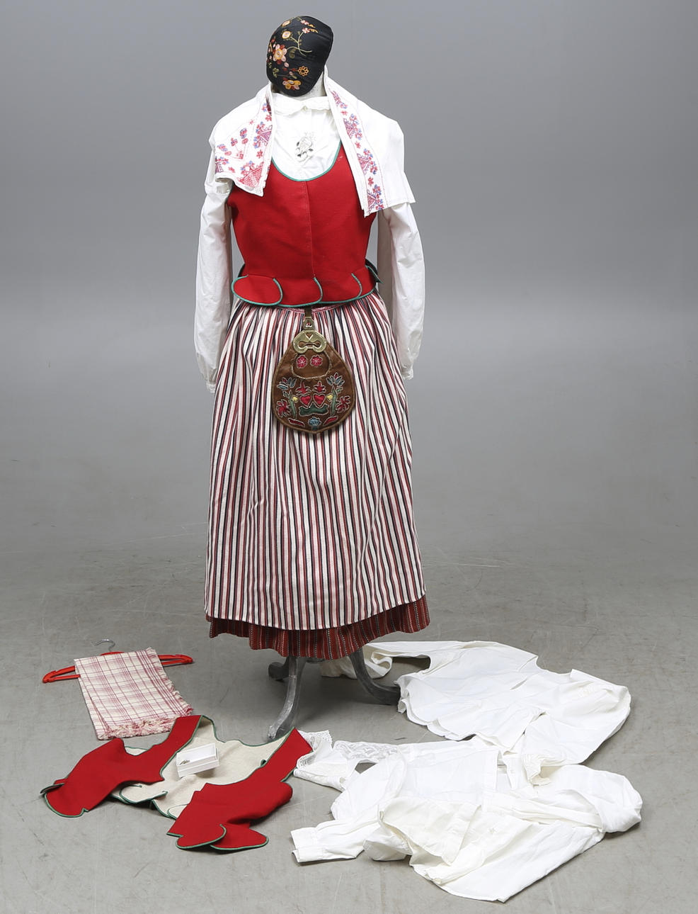 FOLKDRÄKT, Skedevi.