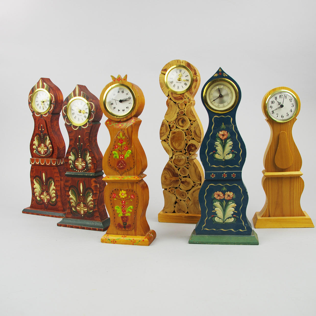 BORDSUR, 6 stycken i form av golvur, målat trä.