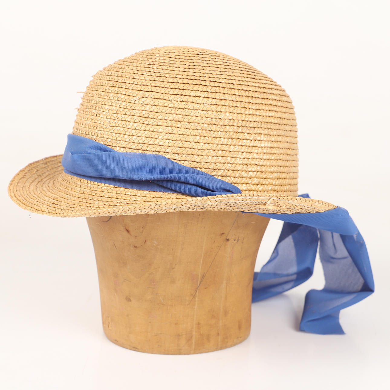 PERUKSTOCK OCH HATT, trä/bast, 1900-tal.