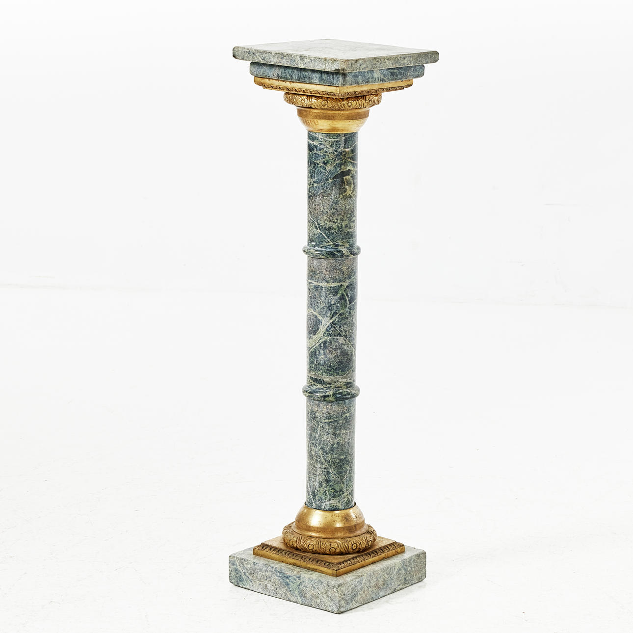 Ein Podest, zweite Hälfte des 20. Jahrhunderts, Marmor/Messing.