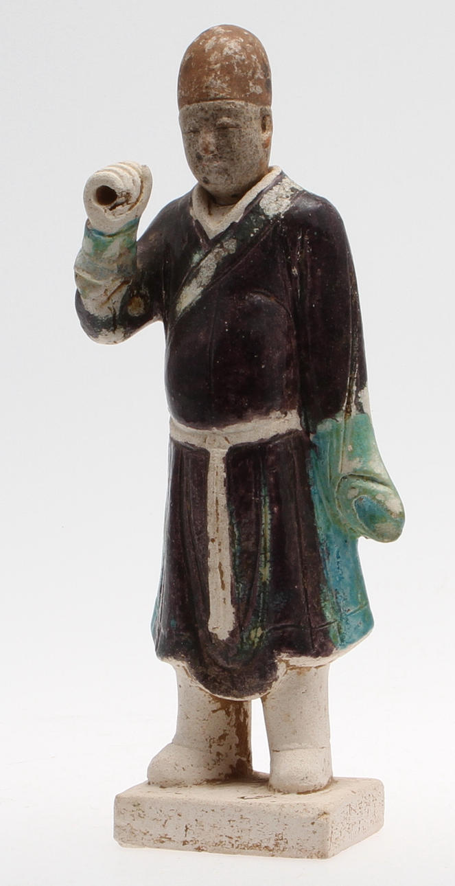 FIGUR. Kina,troligen Ming, lergods med Fa-Hua glasyr.