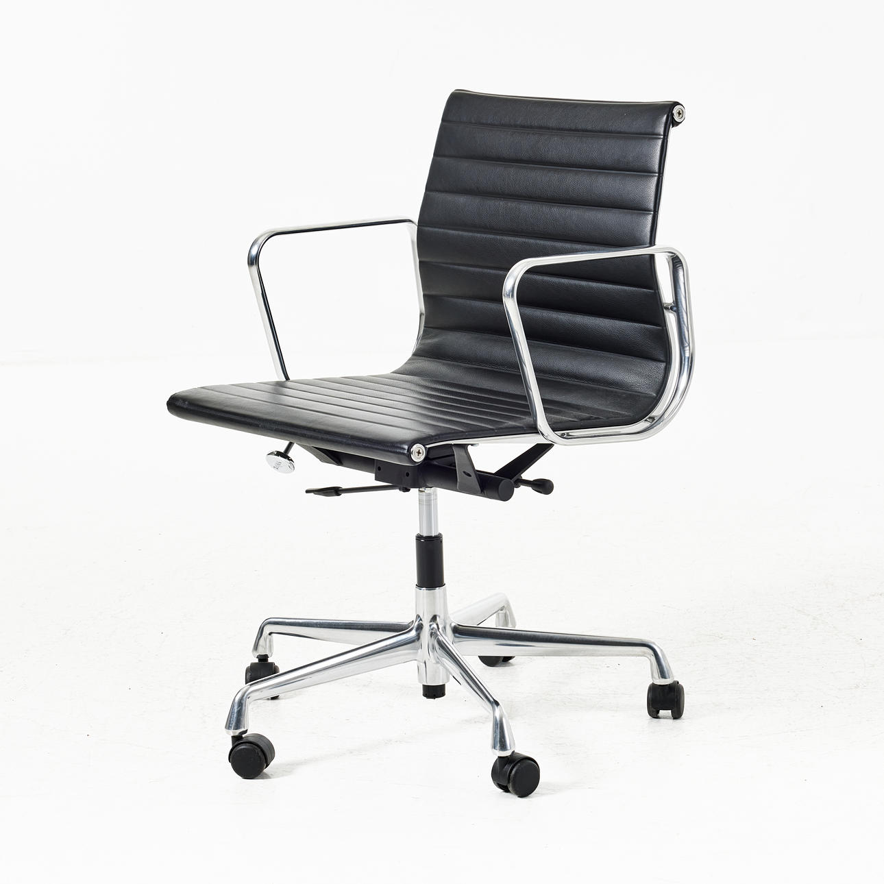 CHARLES & RAY EAMES, ”EA 117", työtuoli.