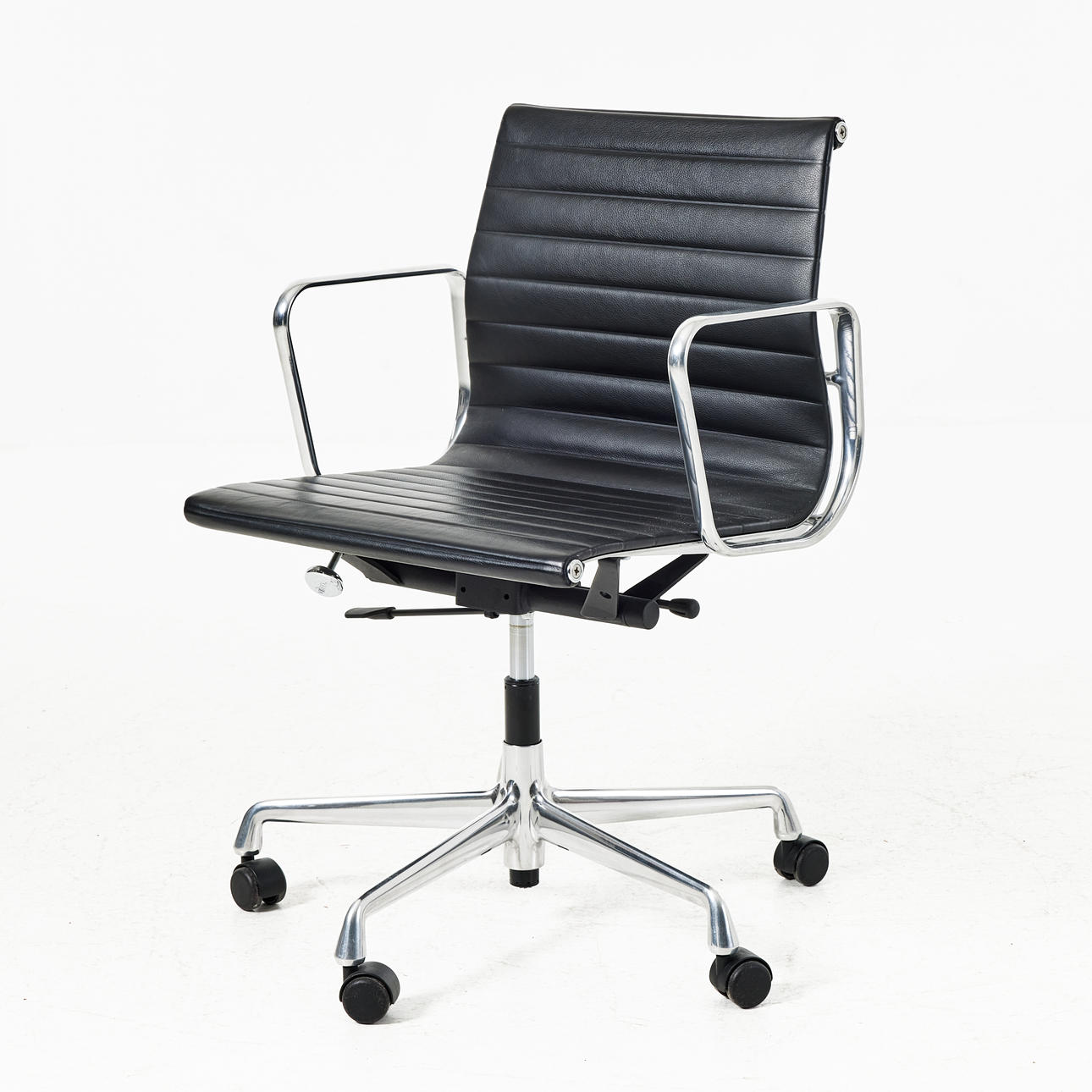 CHARLES & RAY EAMES, ”EA 117", työtuoli.