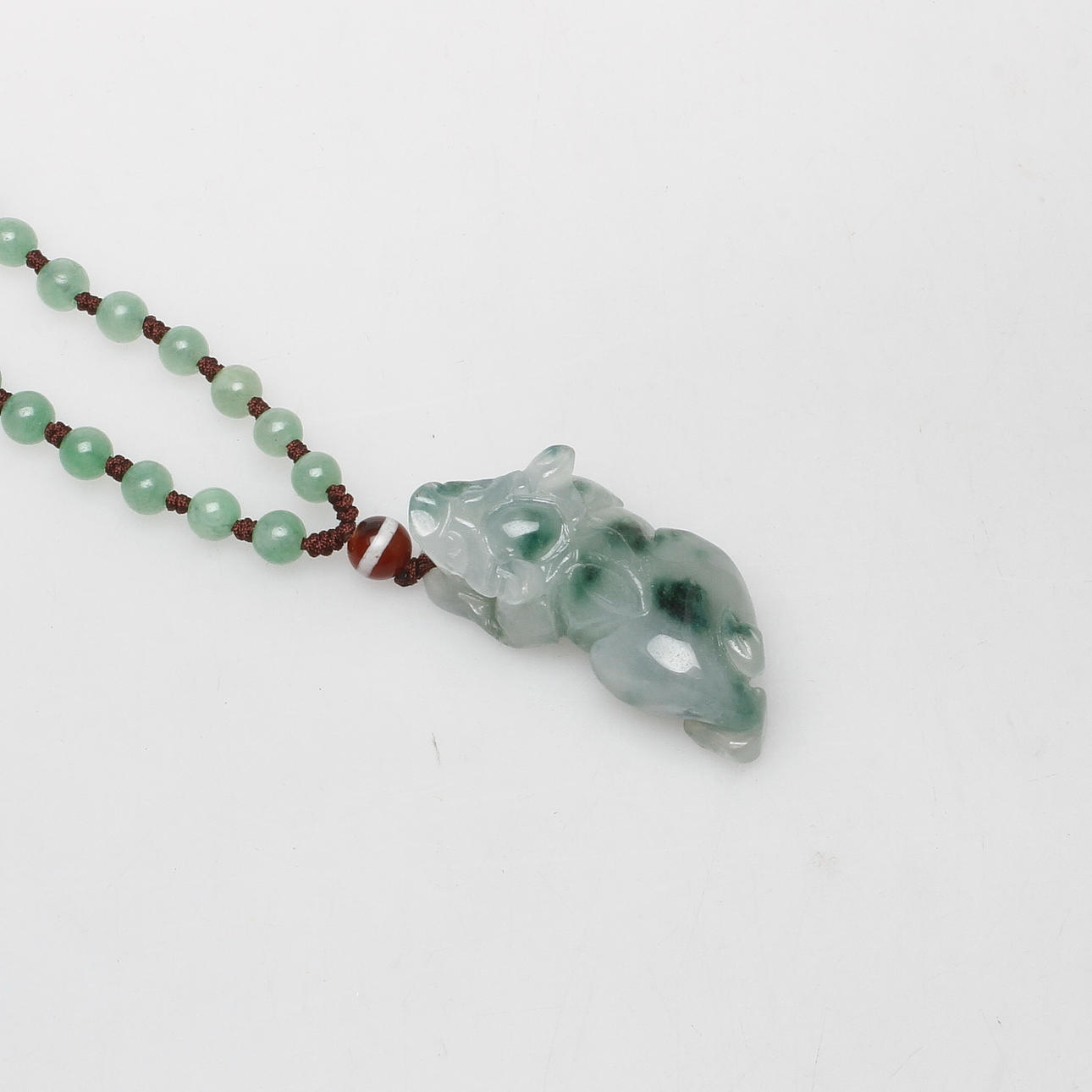 COLLIER med NETSUKE, grön sten, ostindisk, 1900-tal.