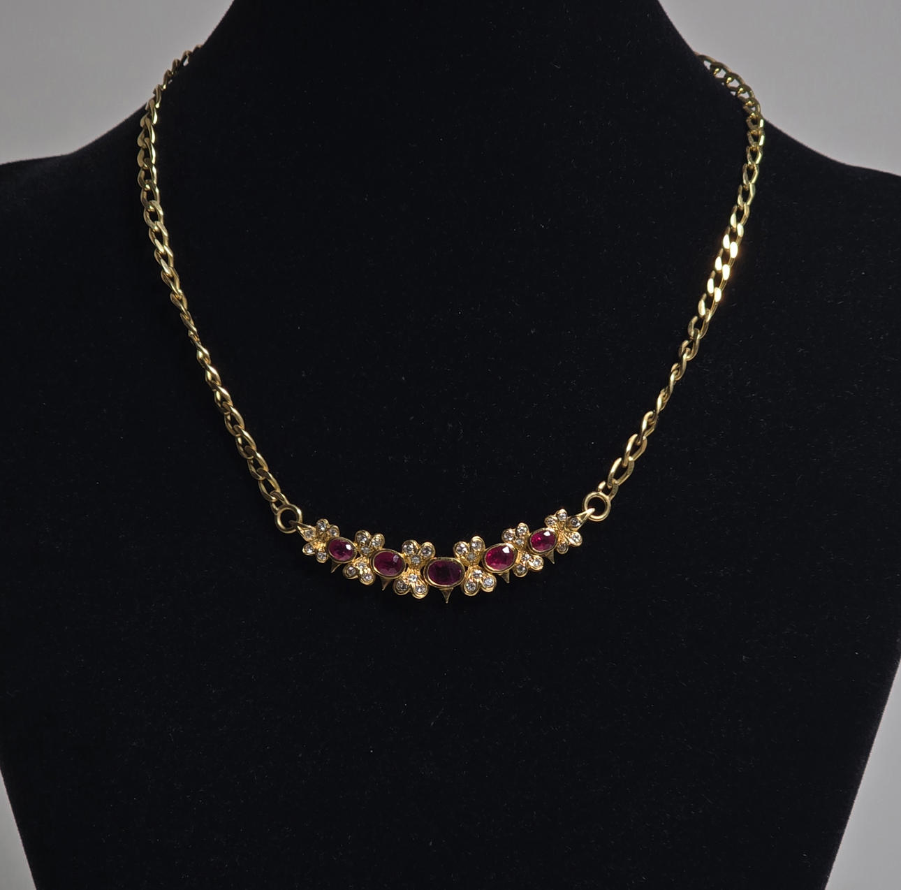 NECKLACE IN 18K GOLD.