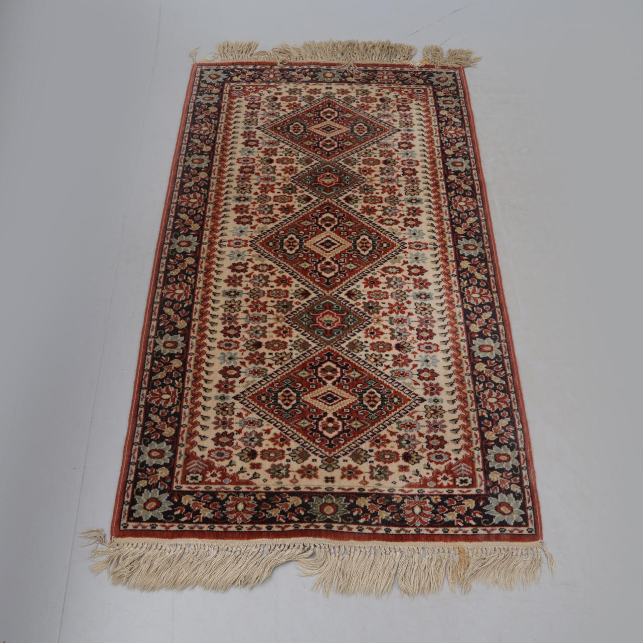 A MACHINE-MADE CARPET. 89x158.