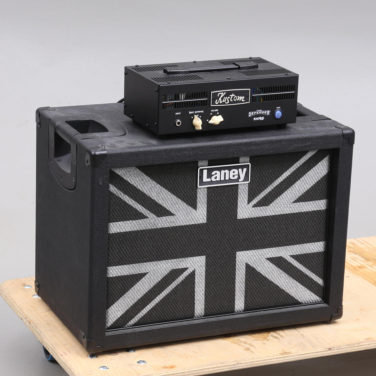 AMPLIFICADOR Y ALTAVOZ, Kustom/Laney.
