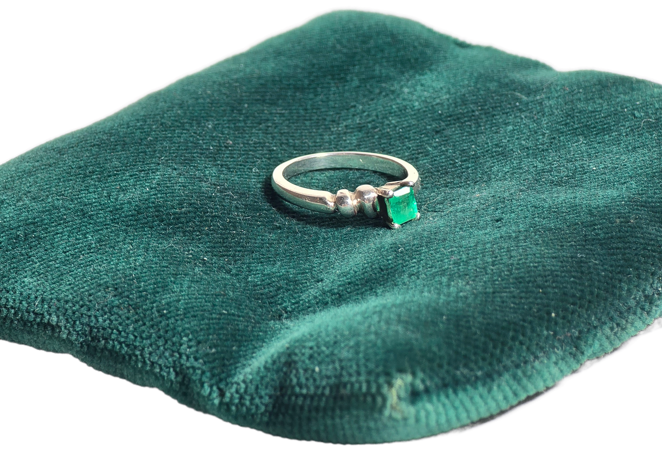 RING AUS SILBER UND SMARAGD.