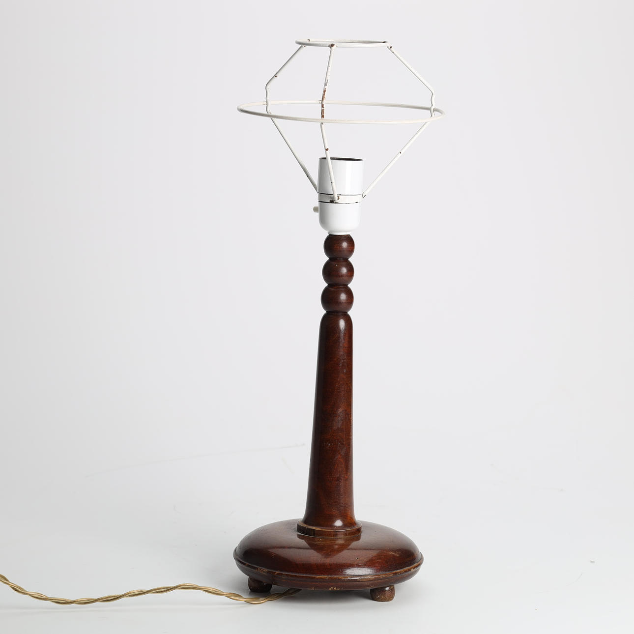 Bordslampa av betsad bok, 1900-tal.