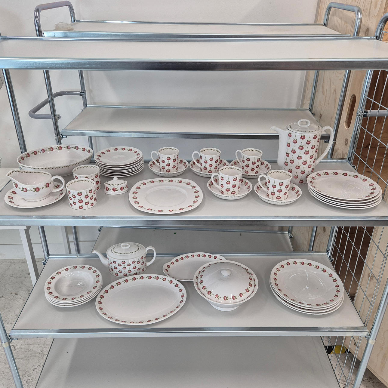 SUSIE COOPER. A COLLECTION OF BONE CHINA.