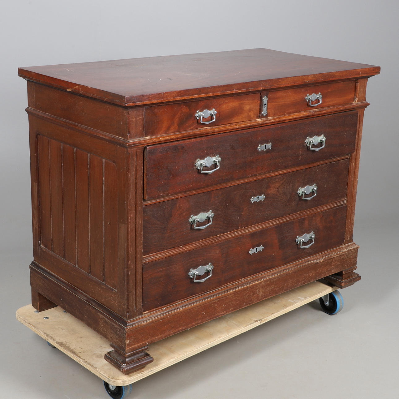 KOMMODE AUS MAHAGONI.