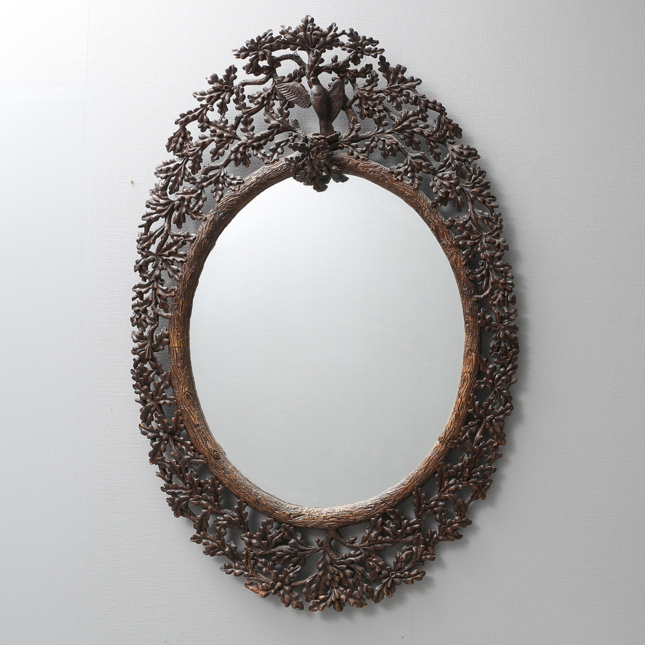 SPEGEL, snidat trä, 1900-talets första hälft, höjd 174 cm.