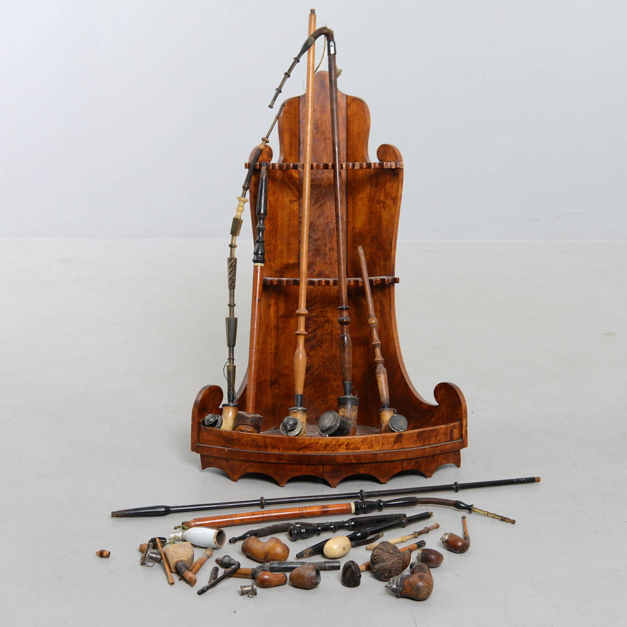 PIPSTÄLL med pipor, 1800/1900-tal. Möbler - Övrigt - Auctionet