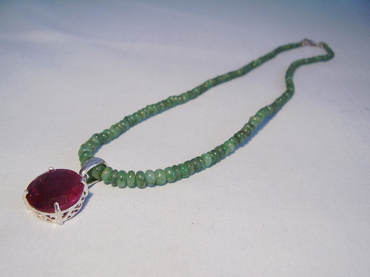 SMARAGD HALSBAND MED RUBINHÄNGE.