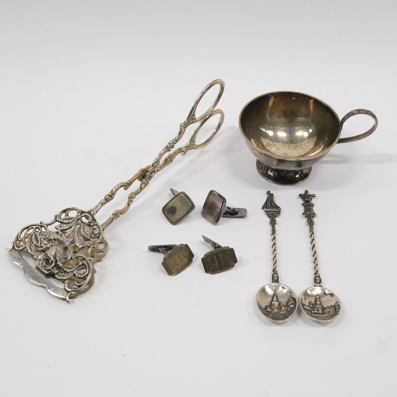 VARER AF SØLV, SEKS STYKKER.