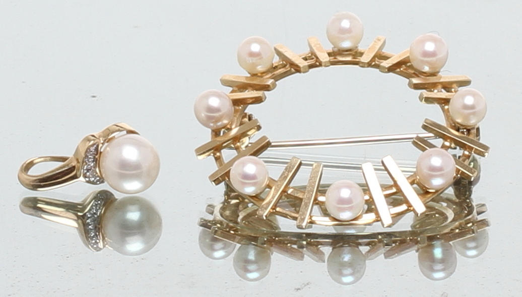 BROSCH samt HÄNGE 14k guld med pärlor. Total vikt 7,6 gram.