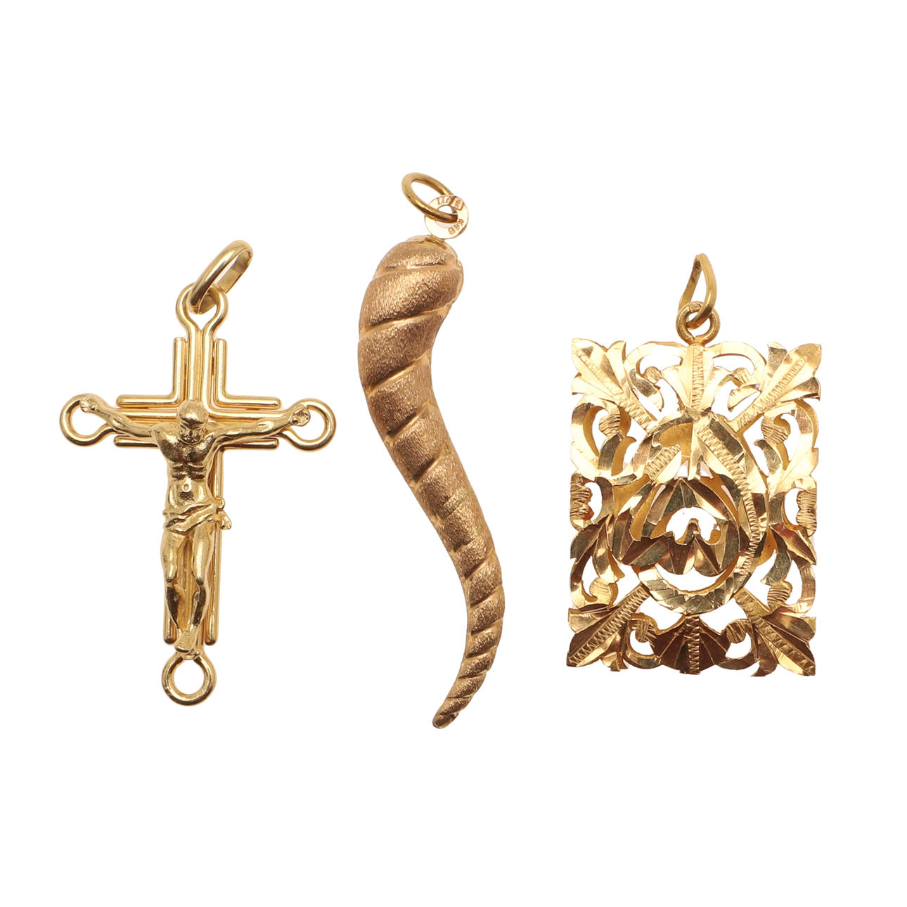 AN 18CT GOLD CRUCIFORM PENDANT.