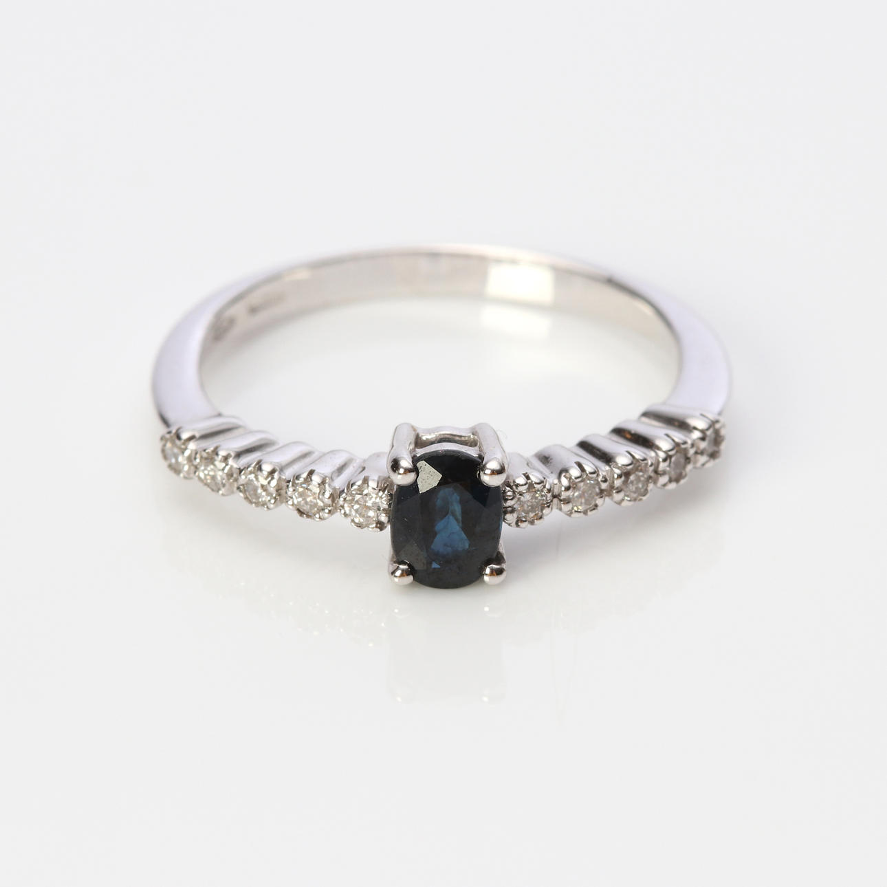 SAPPHIRE & DIAMOND RING 18K, sapphire ca 0,55 ct.