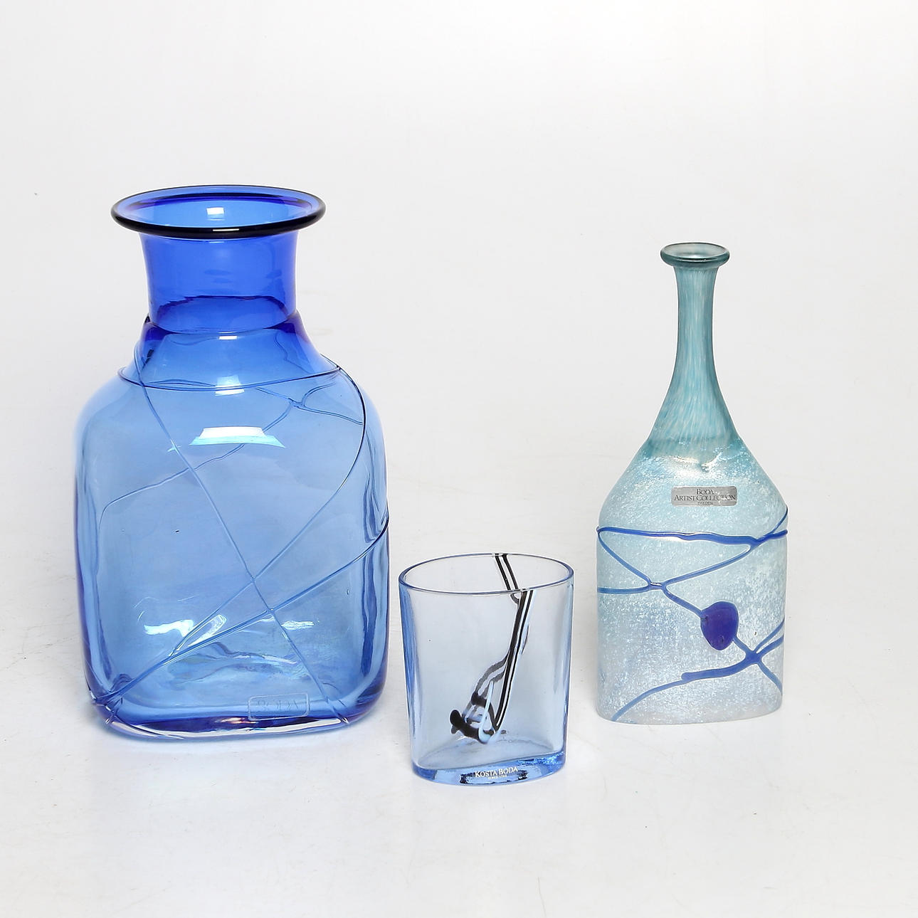 VASER och FLASKA, 3 delar, glas, bl.a. "Galaxy Blue", signerade, Bertil Vallien, Boda. 1900-tal.