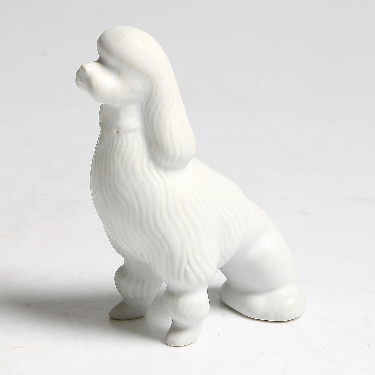 FIGURIN, stengods, pudel, "Caesar", Mari Simmulson, Gustavsberg. 1900-tal.