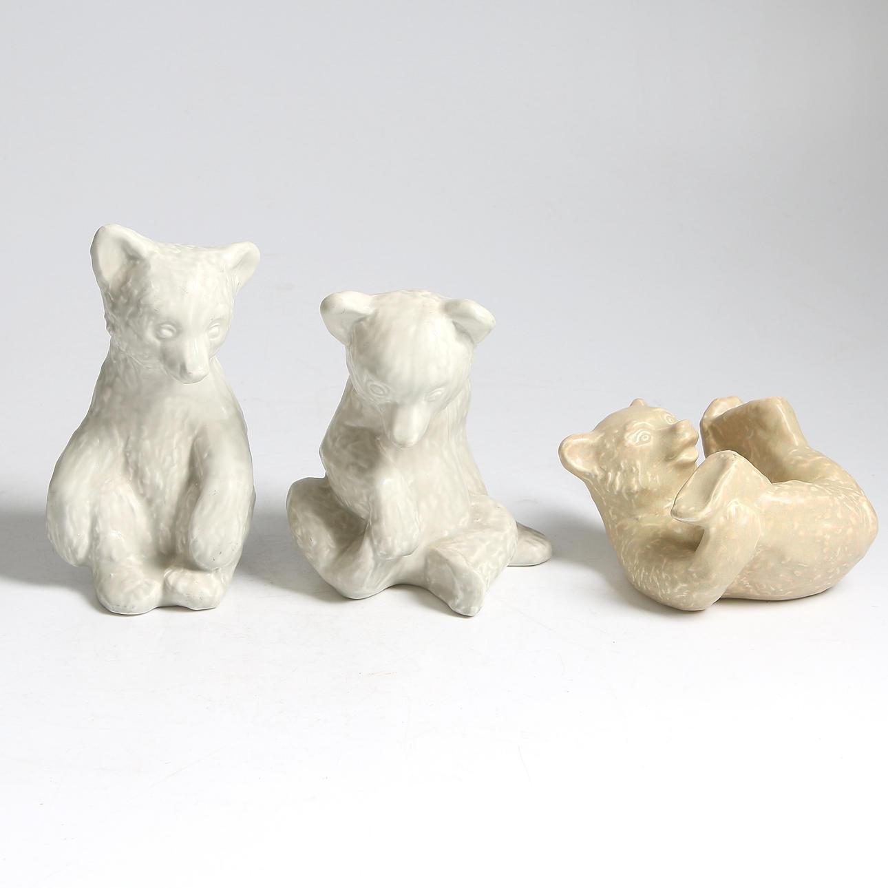 FIGURINER, 3 st, stengods, björnungar, "Pumsi", "Brumsi" och "Popsi", Lillemor Mannerheim, Gefle Porslinsfabrik.