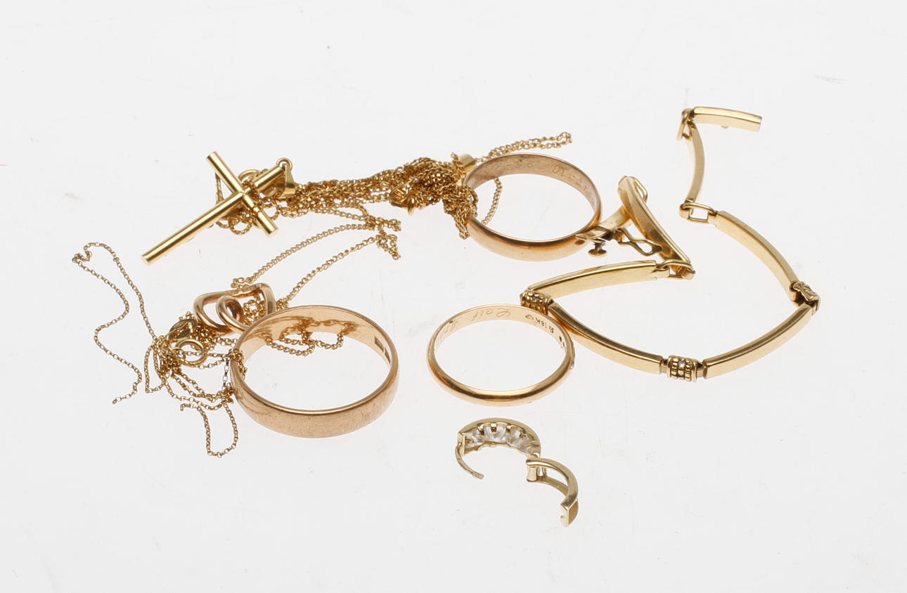 GULD, 18k guld, vikt ca 26 gram samt 14k guld, vikt ca 1 gram.