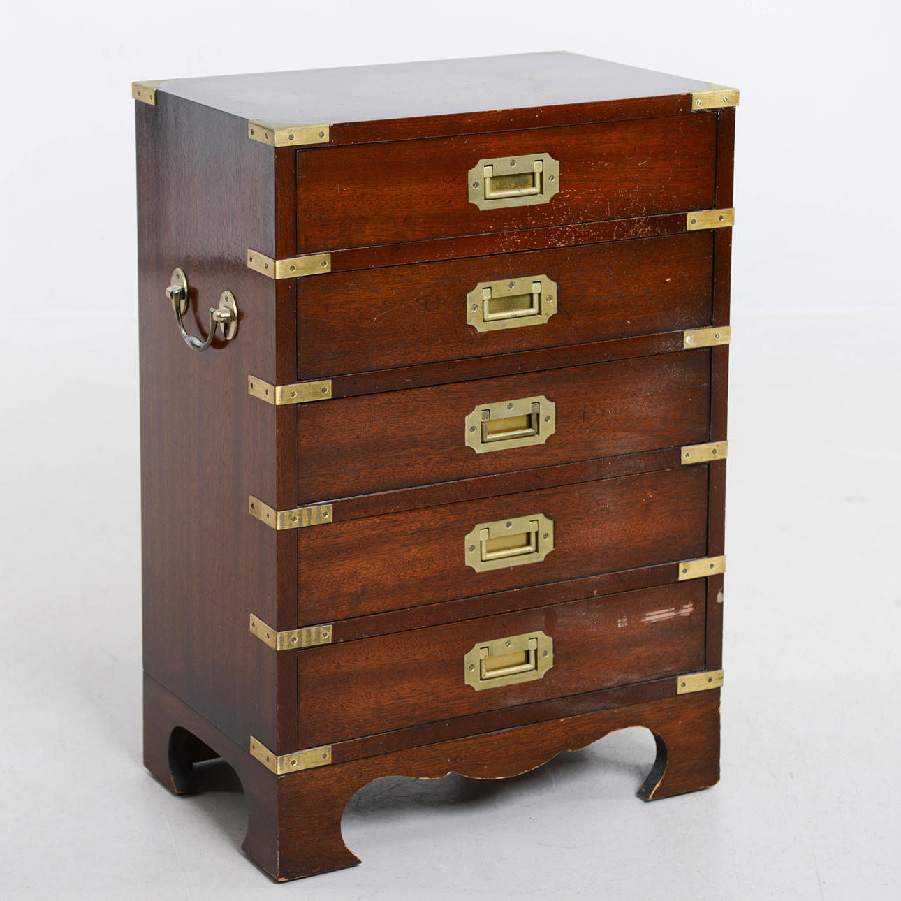 Kommode, engelsk stil, 20. århundrede.