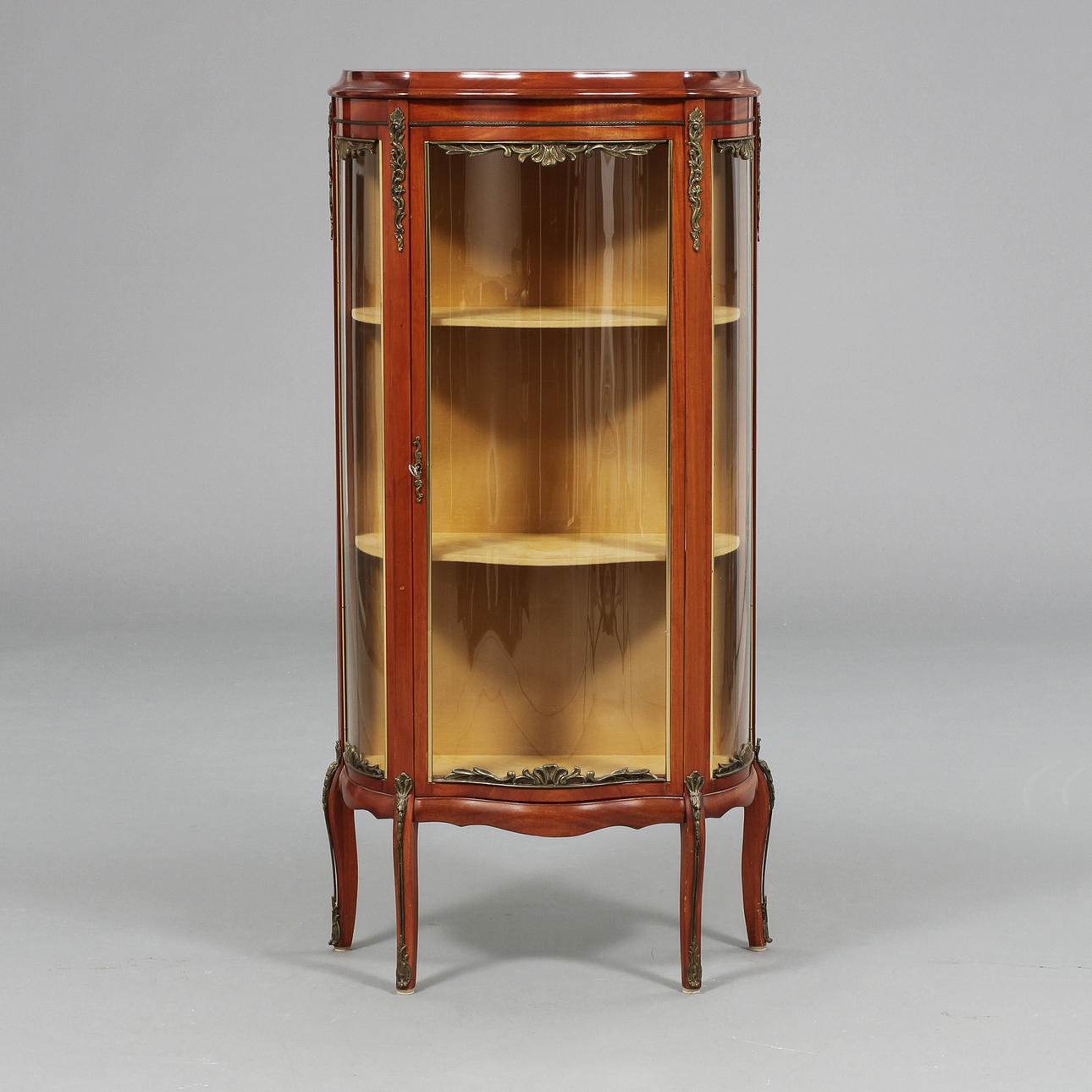 VITRINSKÅP, rokokostil, 1900-tal.