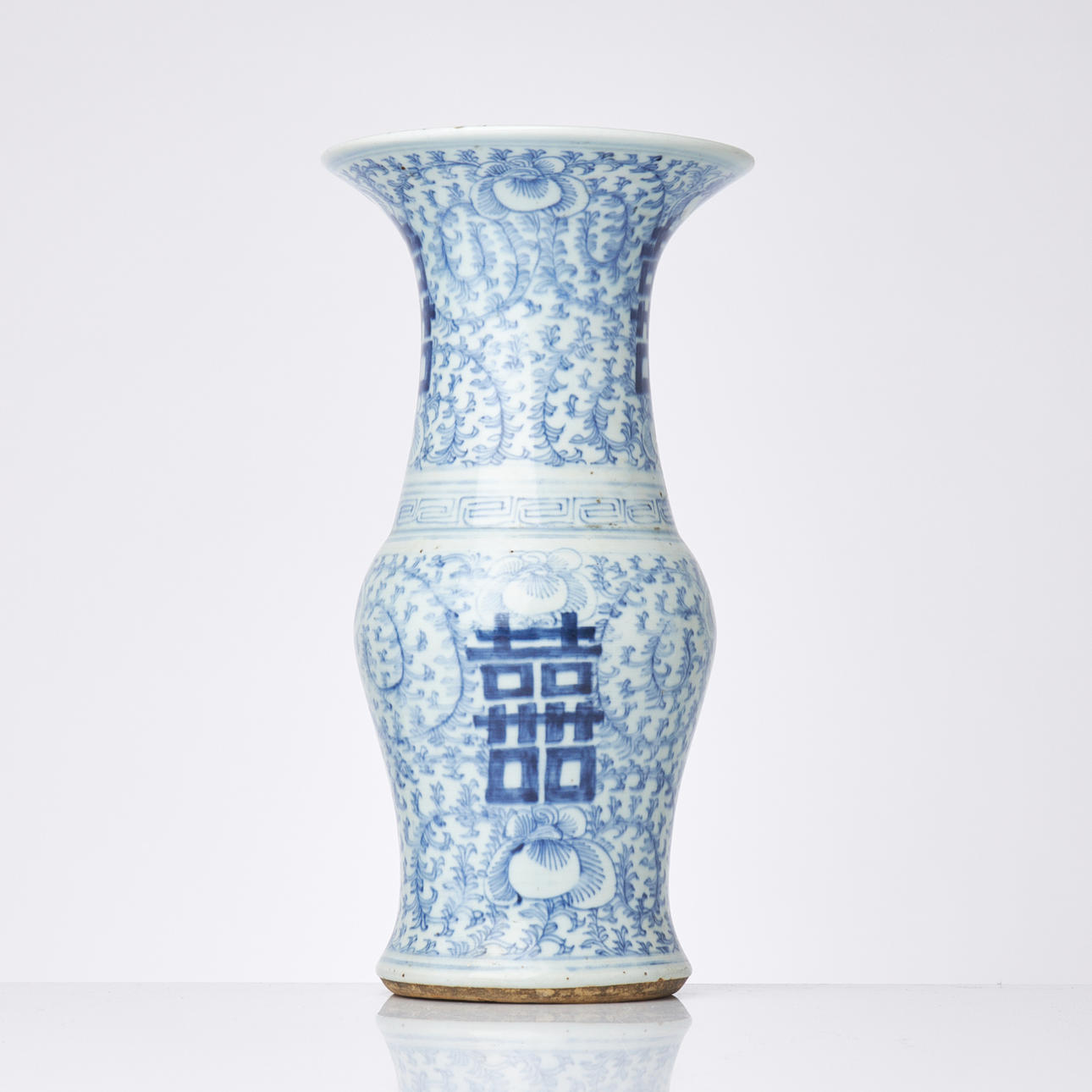 VAS. Kina, porslin, underglasyrblått.