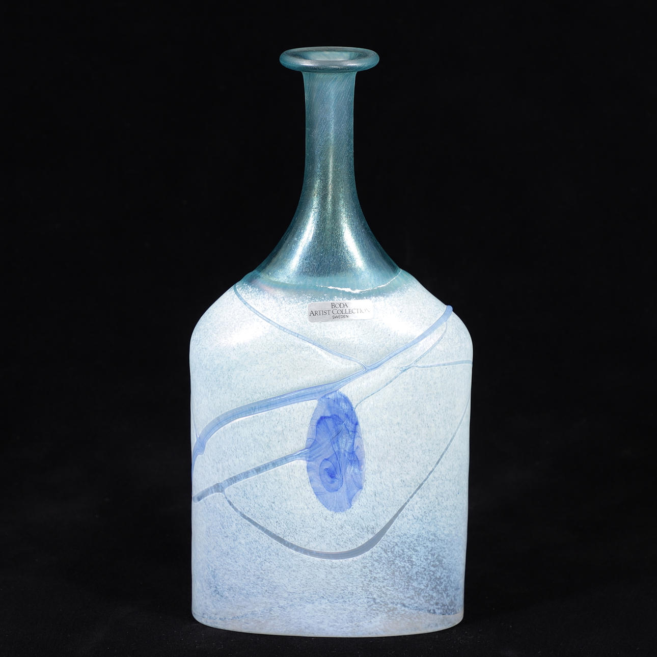 BERTIL VALLIEN. Flaska/vas, Boda, signerad.