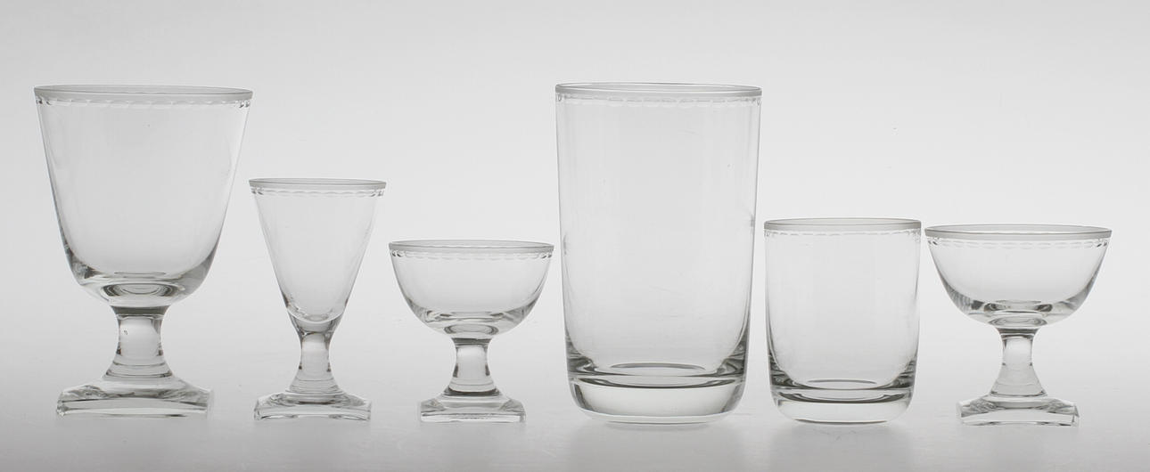 GLASSERVISDELAR; 59 st, med pärlbandsdekor, troligen Kosta.