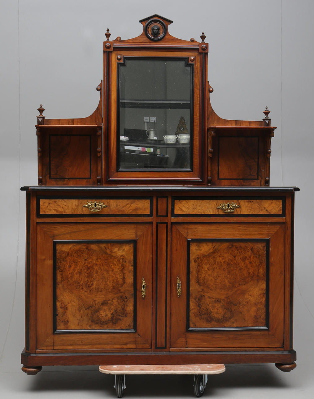 SPEGELSKÄNK, 1800-talets andra hälft.