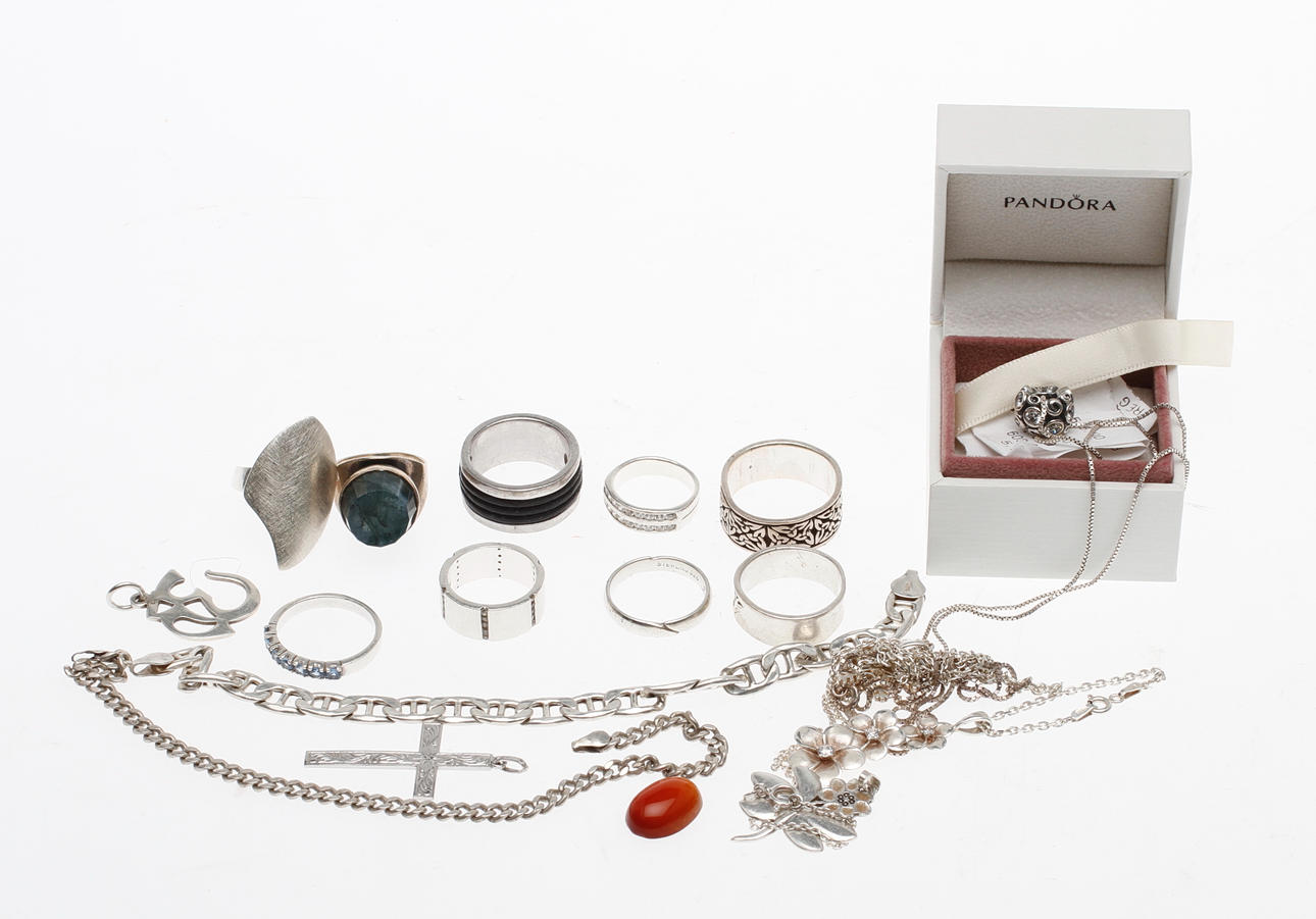 SMYCKEN, silver, bland annat Pandora, vikt ca 102 gram.