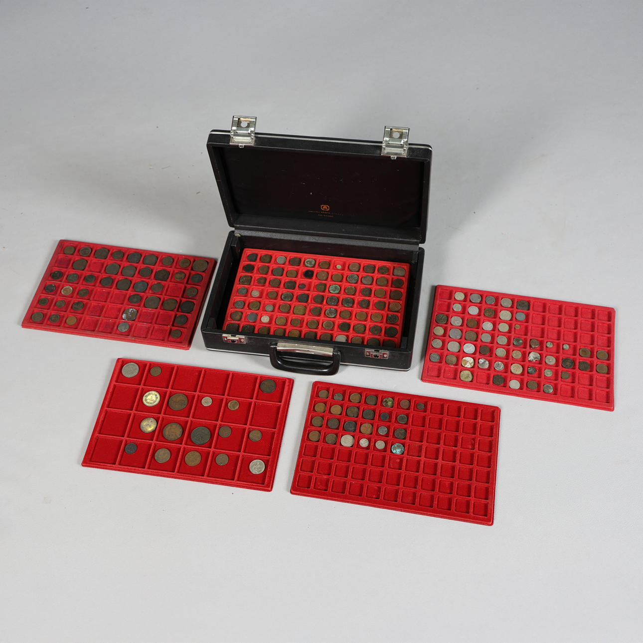 SAMLING AF MØNTER I COLLECOTRS KUFFERT.