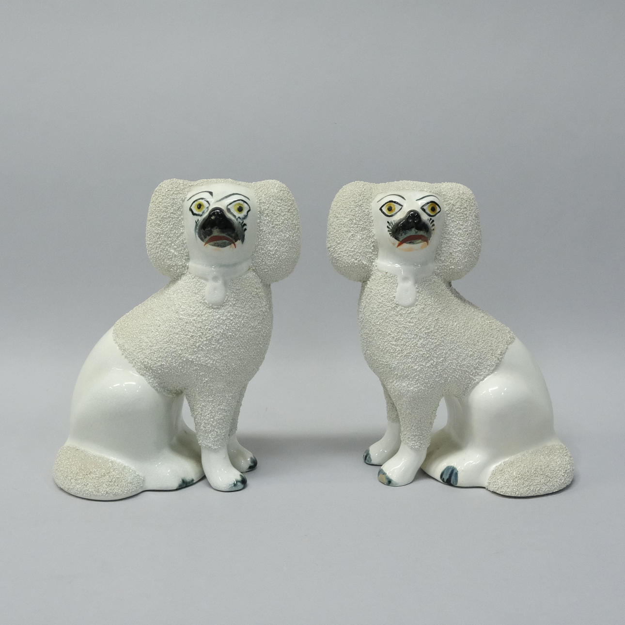 TVÅ FIGURINER, ENGELSKA HUNDAR, PORSLIN.