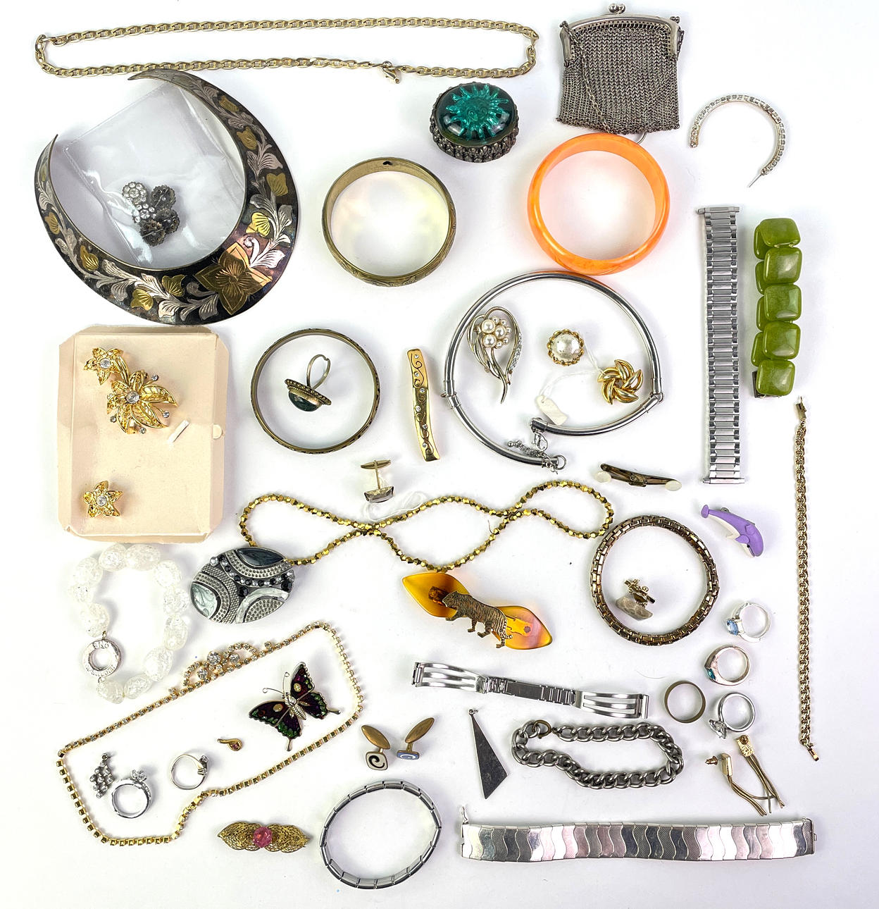 PARTI BIJOUTERIER, bl a silver. Broscher, ringar, armband.