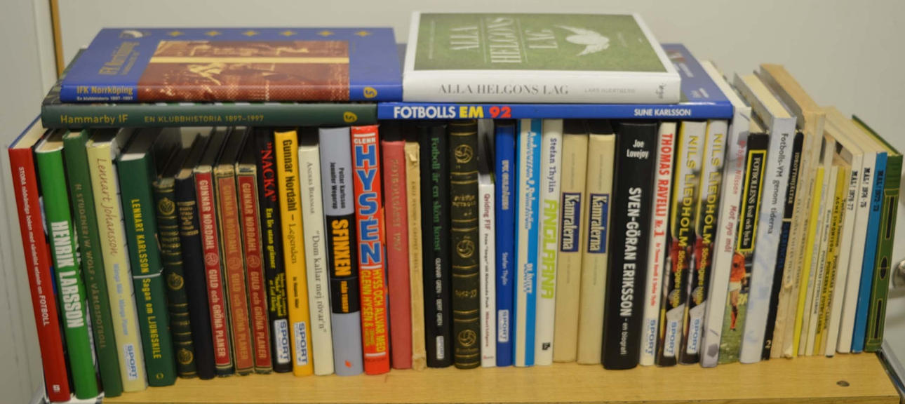SPORTLITTERATUR. Fotbollsböcker, 48 volymer.