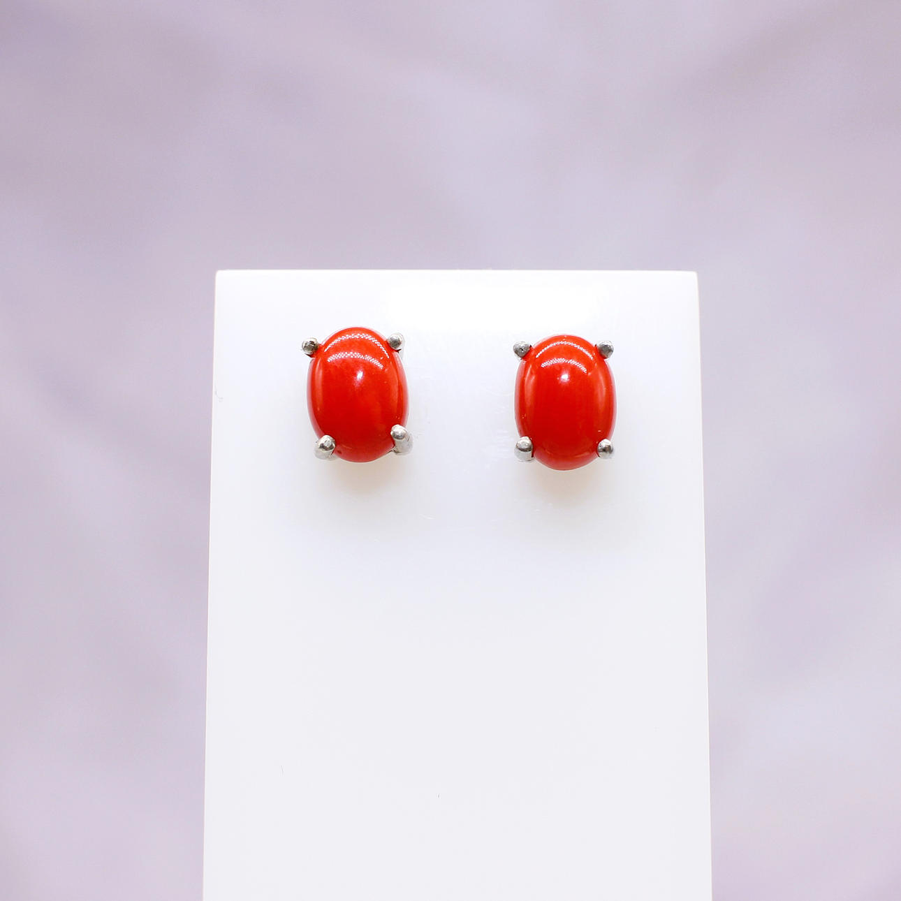 CABOCHON RØDE KORAL ØRESTIKKER.