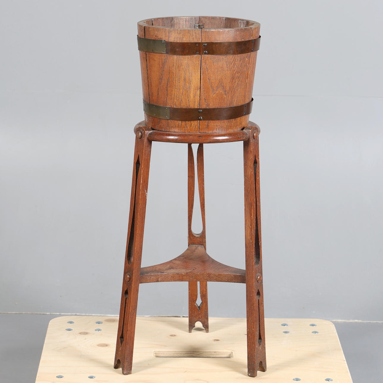 KONSTHANTVERKSSTÄLL I EK OCH KOPPAR.