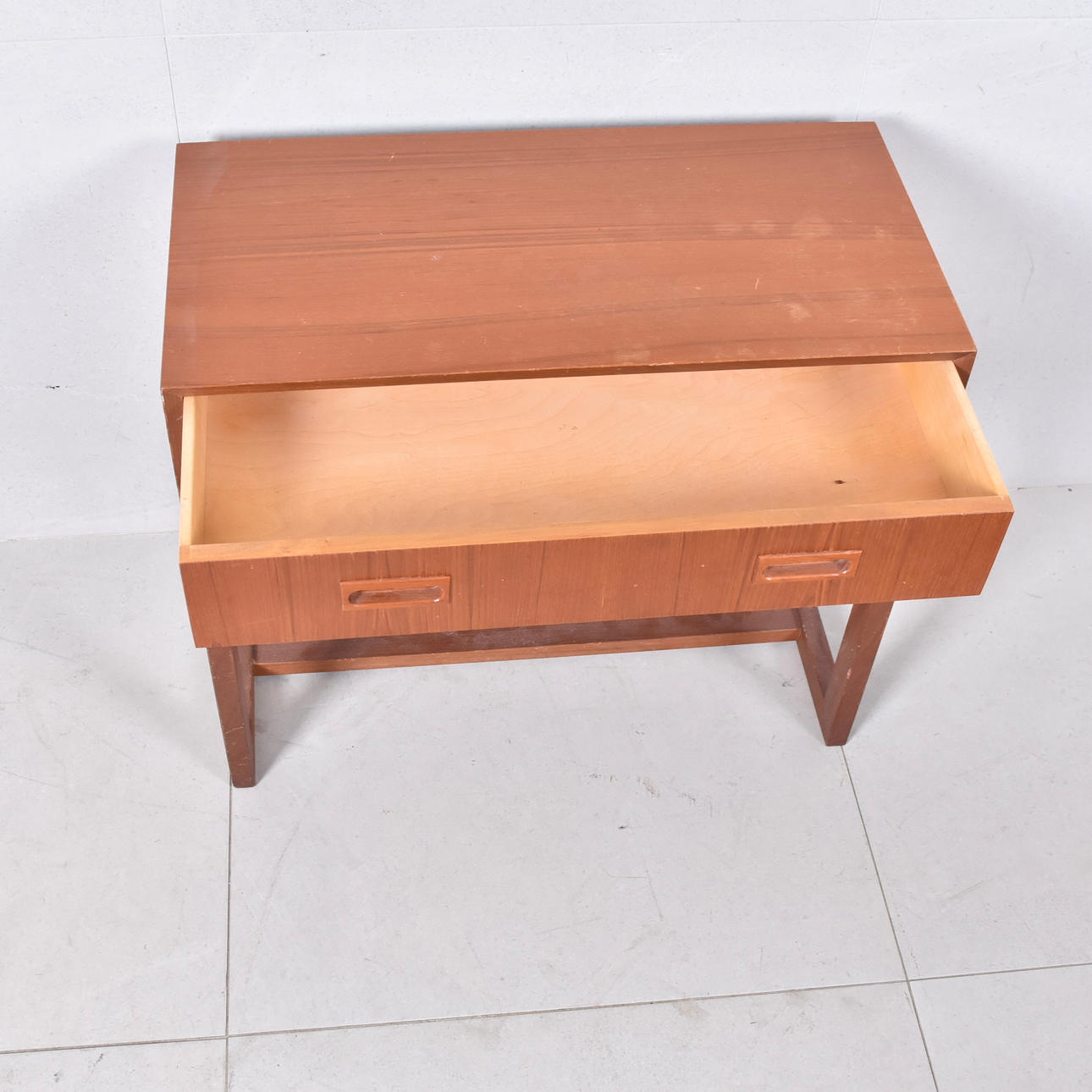 Una cómoda de salón de teca, de 1900.