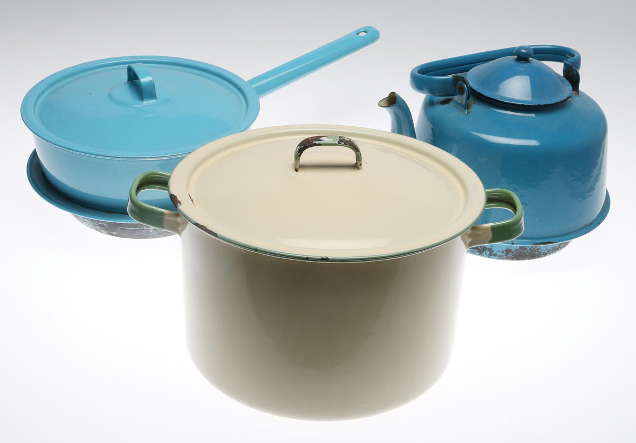 EMALJFÖREMÅL, 3 st, bland annat Kockums, 1900-tal.