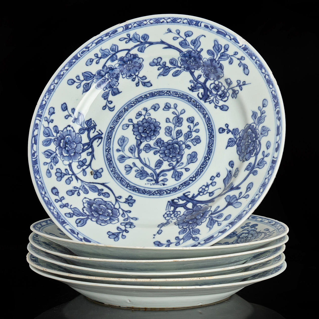 Kinesiske porcelænsplader (6), Qing-dynastiet, 1700-tallet, dekoreret i underglasurblå blomster.