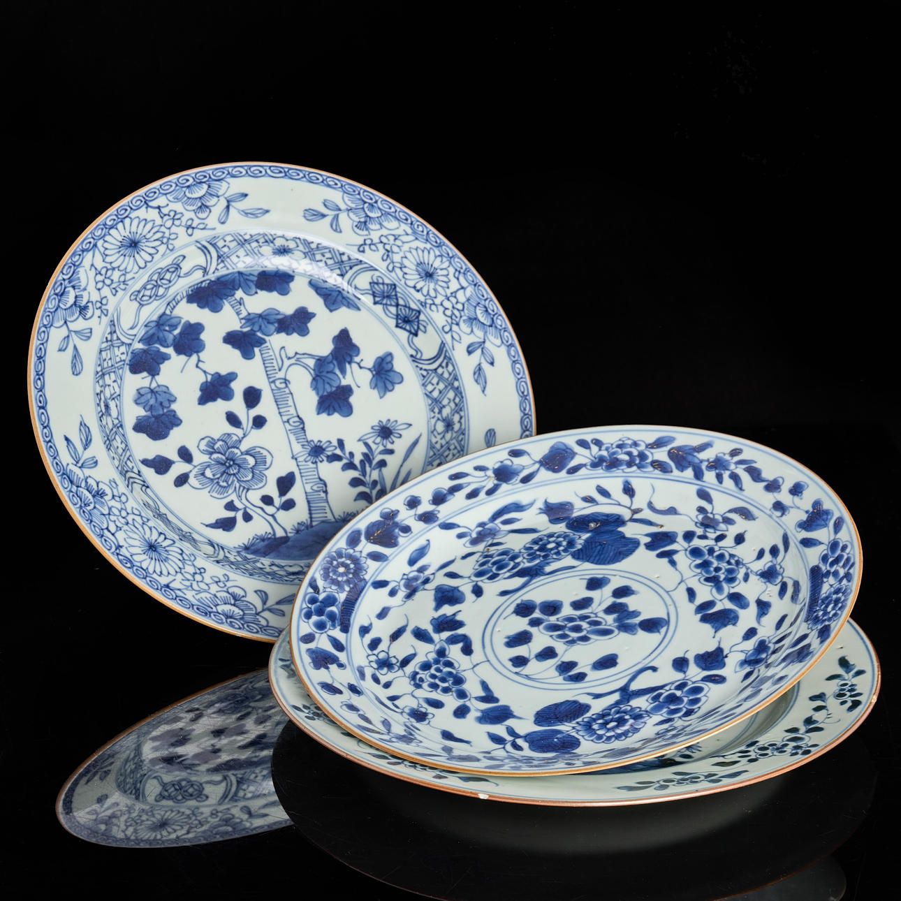 Kinesiske porcelænsplader (3), Qing-dynastiet, første halvdel af 1700-tallet, dekoreret i underglasurblå blomster og havelandskaber.