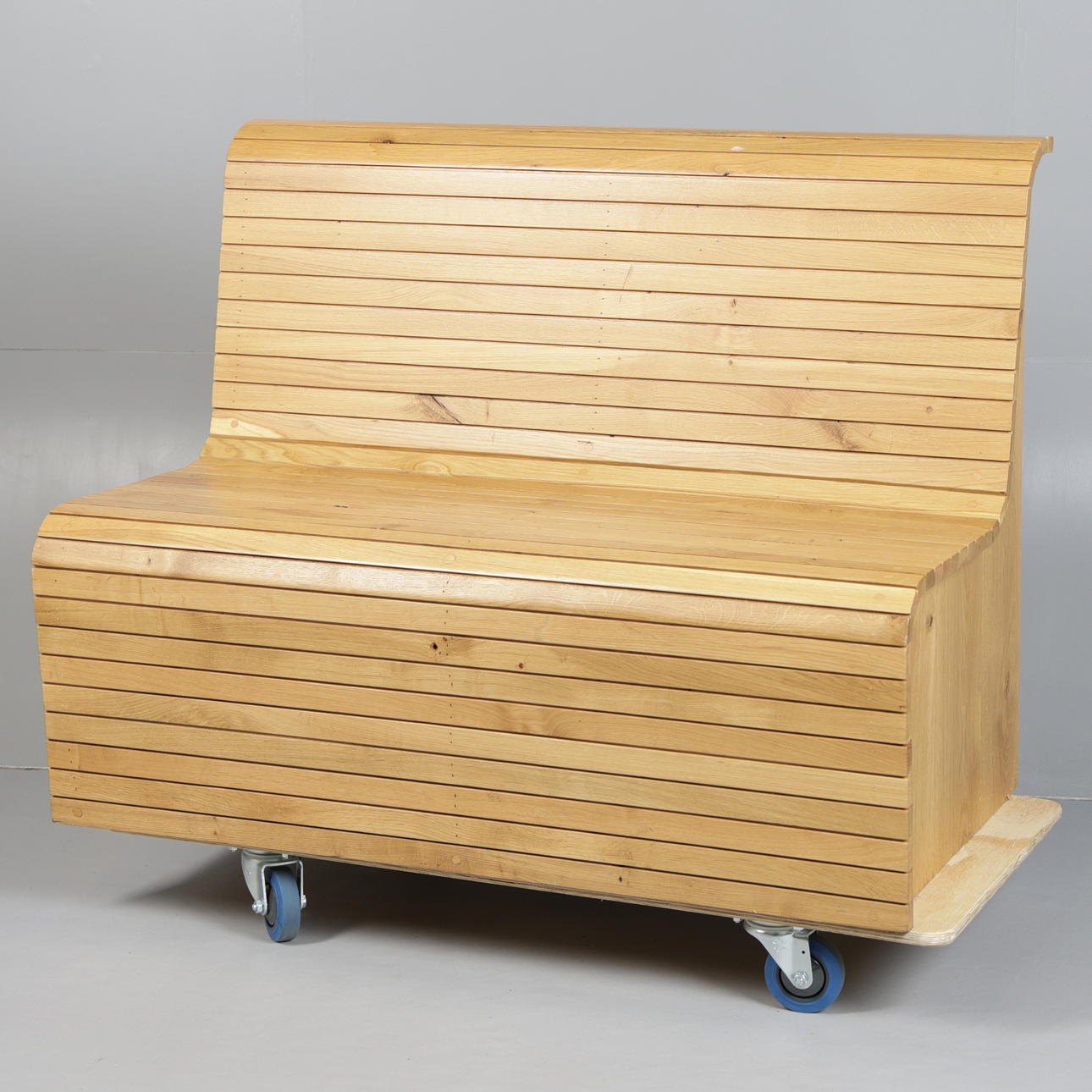 A 20TH CENTURY OAK BENCH.