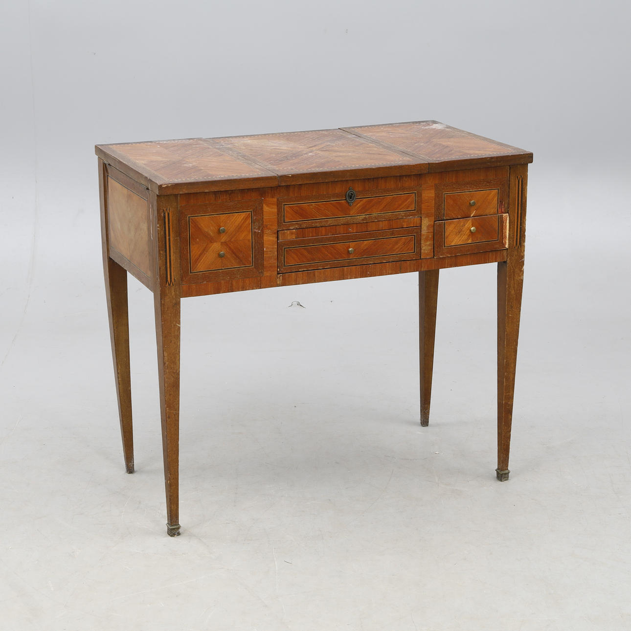 POUDREUSE, Franskt sminkbord, valnöt.