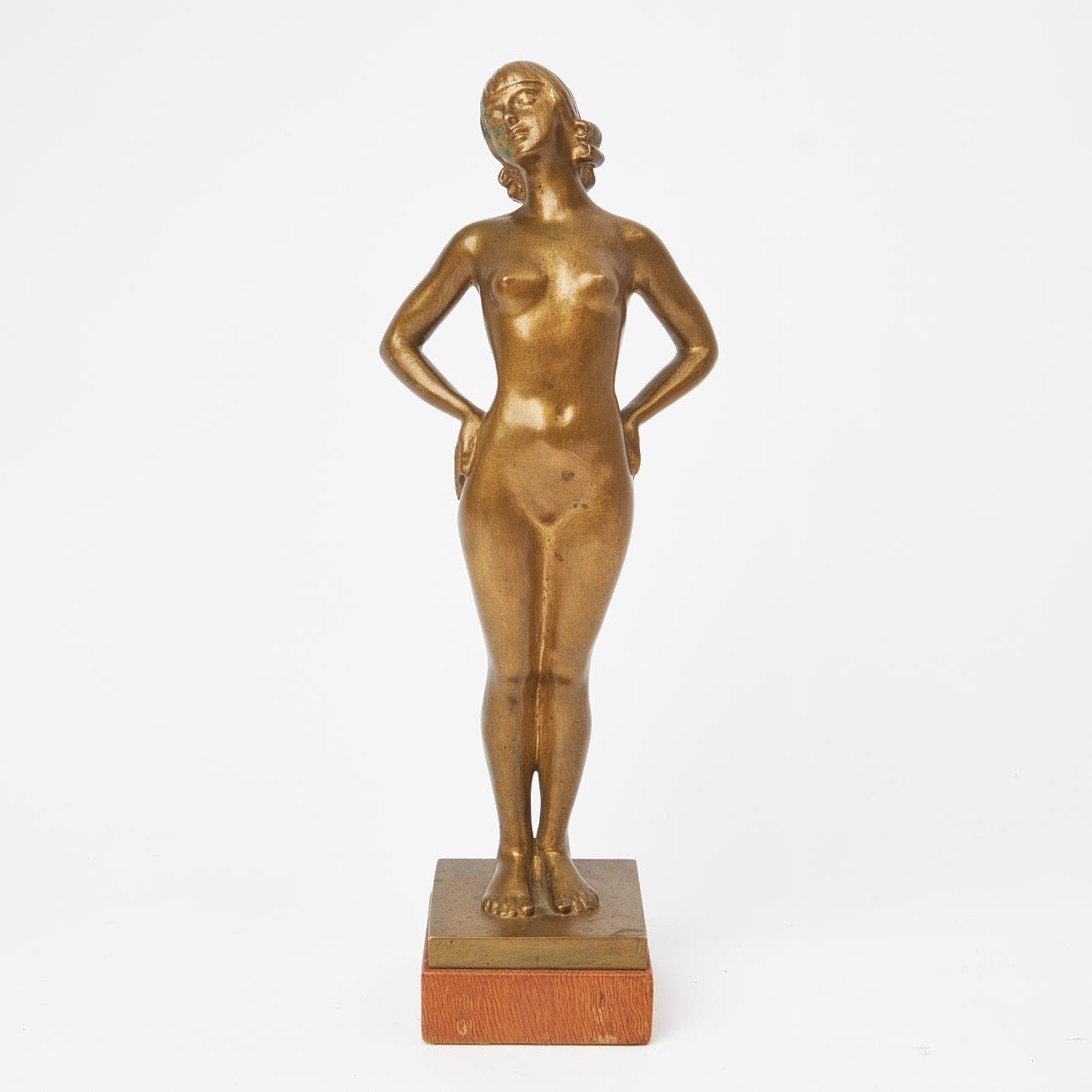 CARIN NILSON. Stående kvinna.