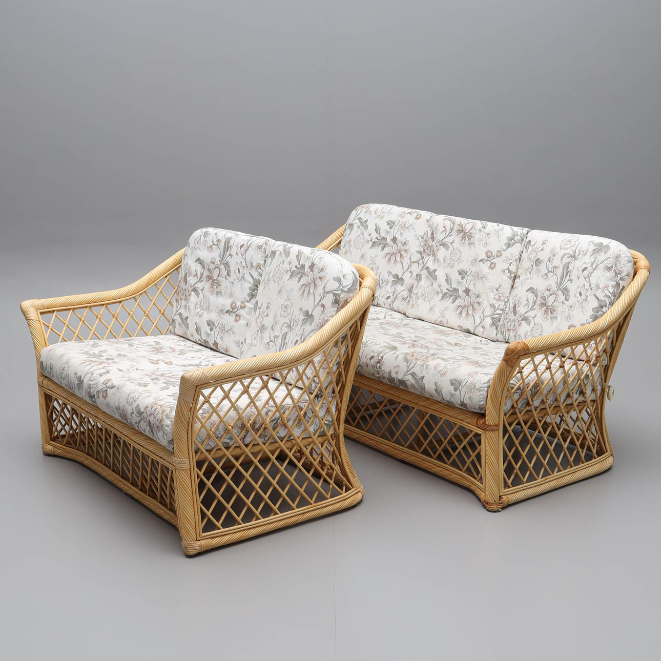 ROTTINGSOFFOR, 2 st, bambu, med dynor, 1900-talets senare del.