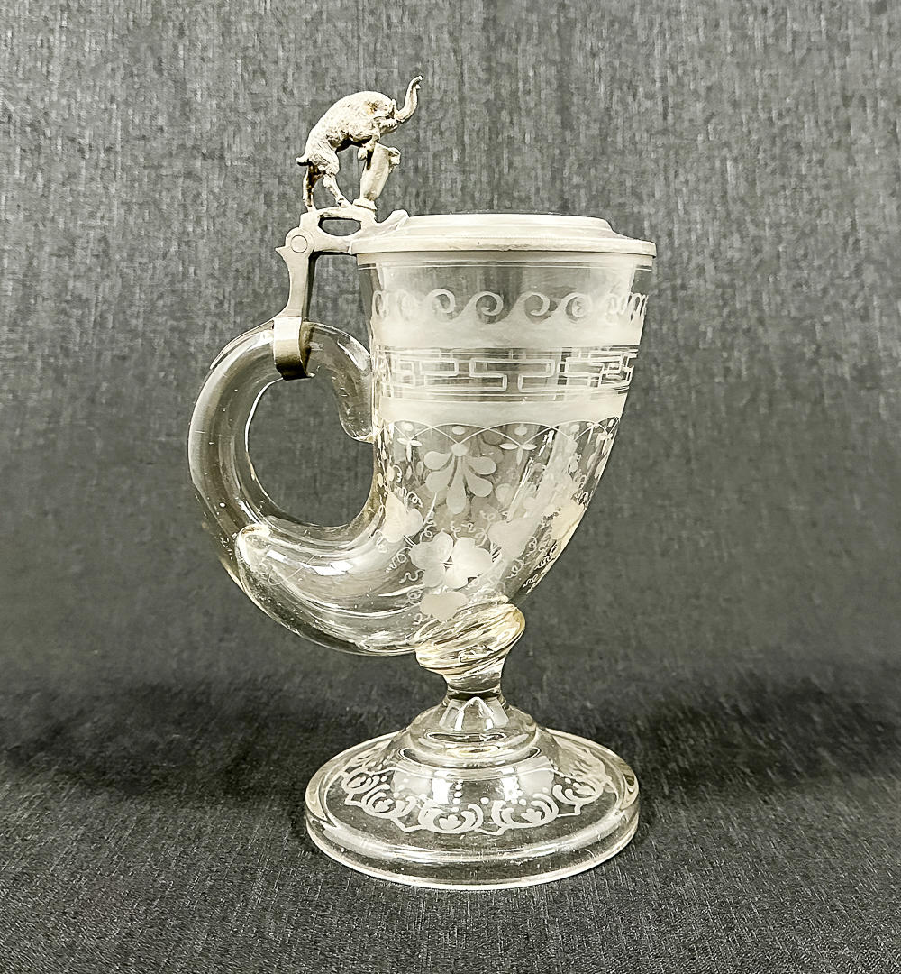 Ein Trinkhorn aus Glas, Zinn.