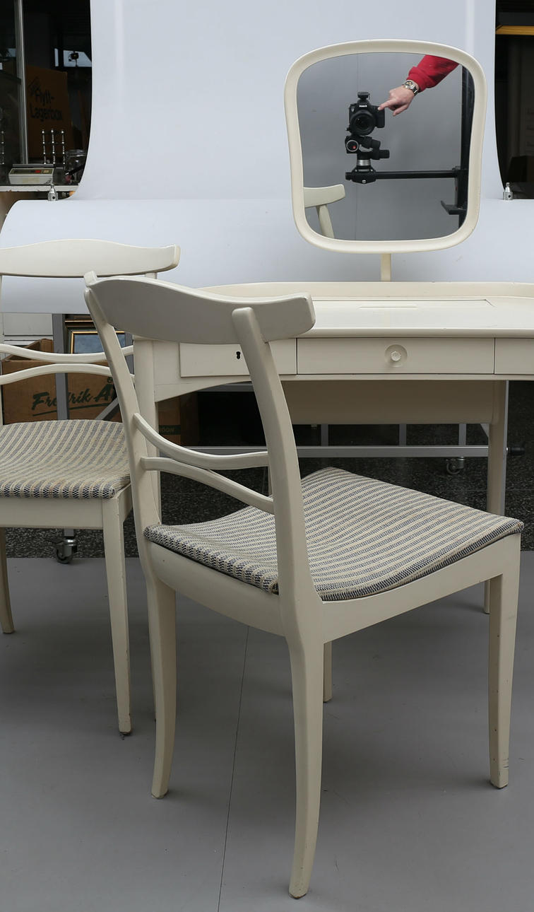 CARL MALMSTEN. Toalettbord och stolar, antikvitt, 3 delar, Bodafors, 1960.